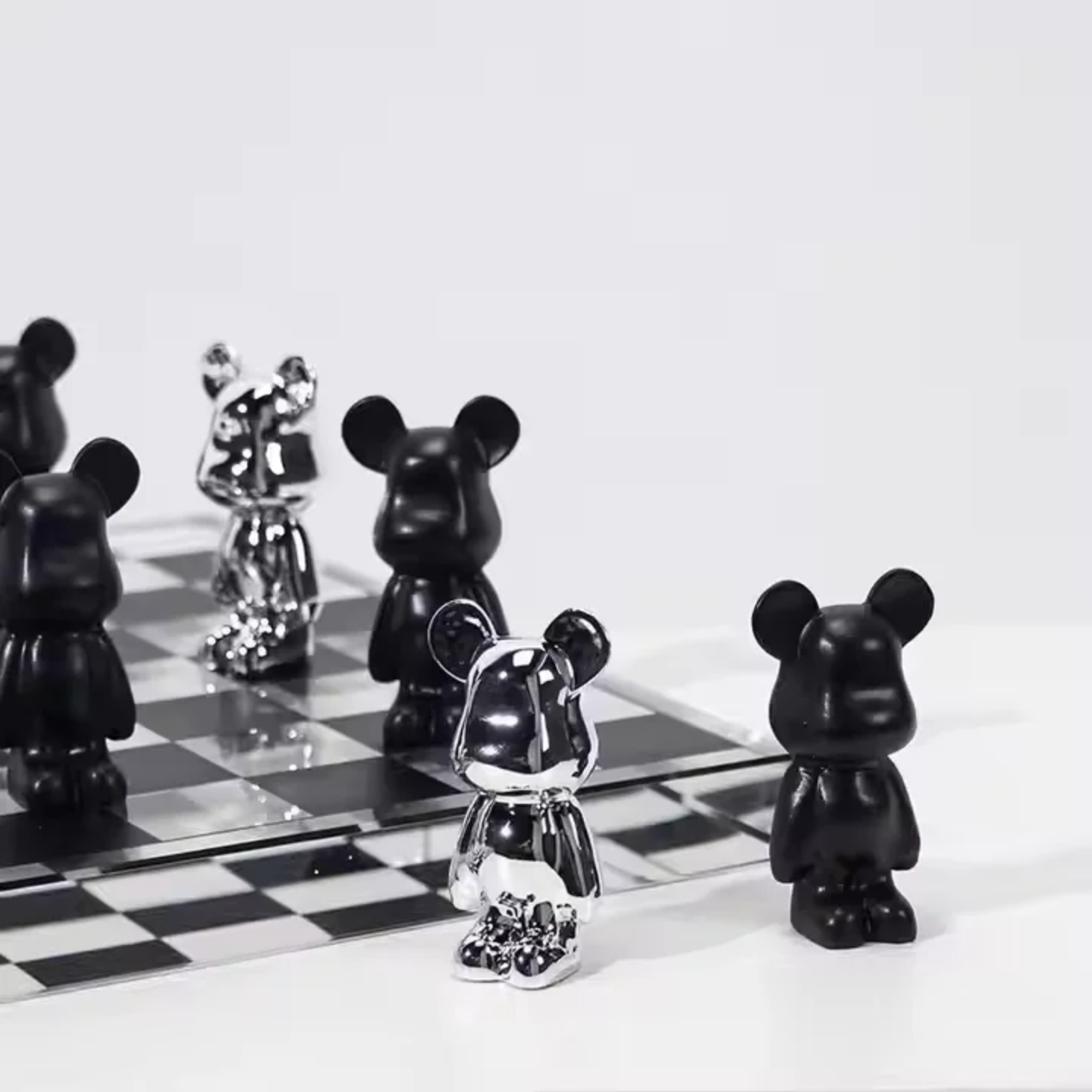 CRYSTAL CHESSBOARD WITH BEARS FIGURES